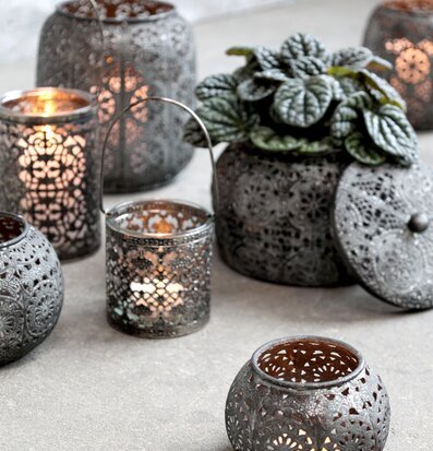 Bild av lyktor och dekorationer i antik silverfärg