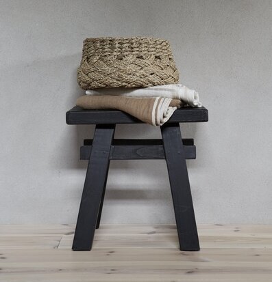 Bild av stilren inredning med naturliga material