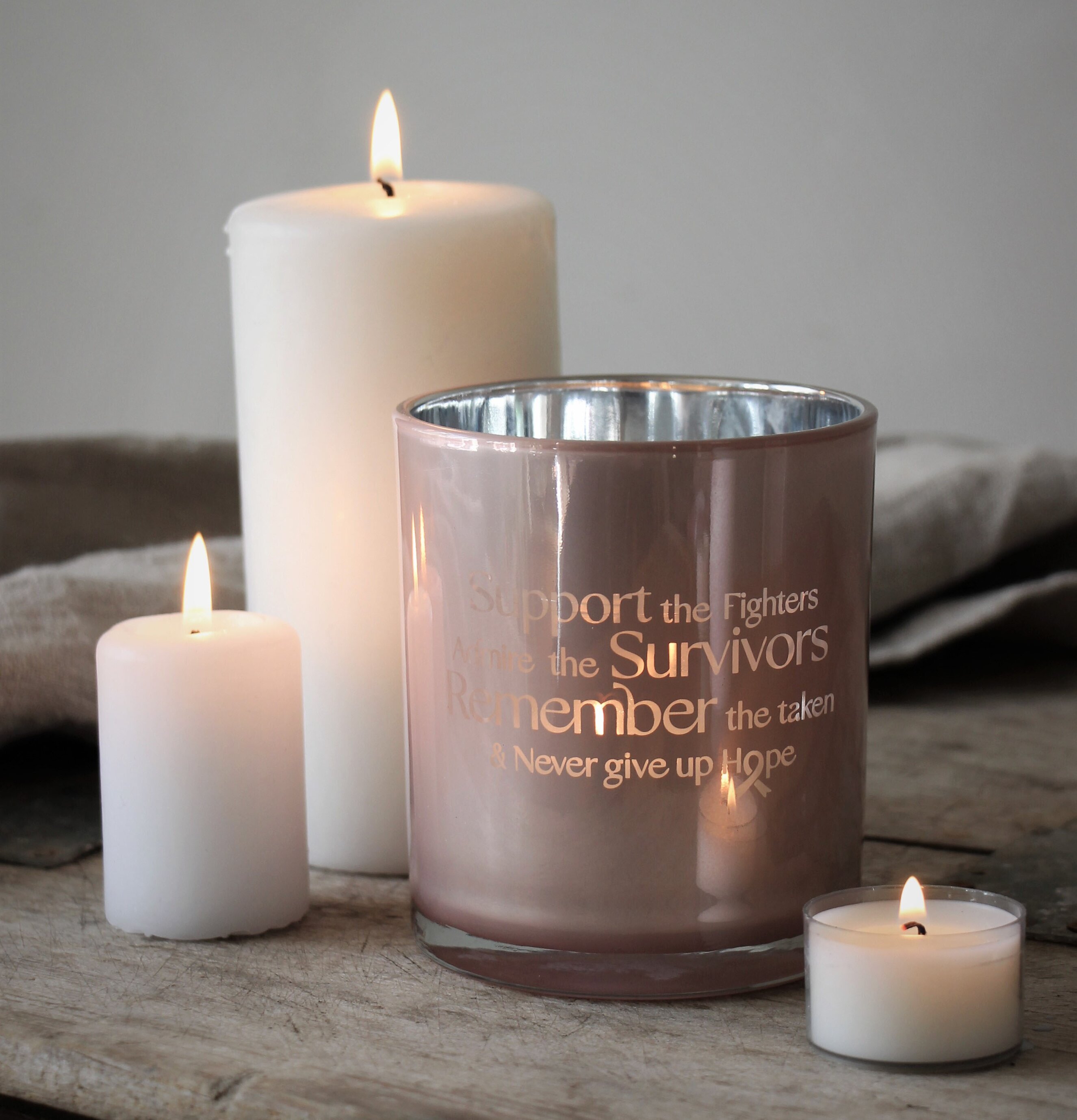 Ljuslykta Hope Rosa Bandet - Majas Cottage på rustik bricka