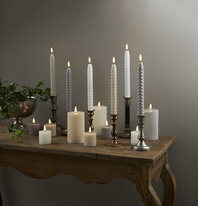 Bild av stämningsfull LED-ljusuppsättning på träbord