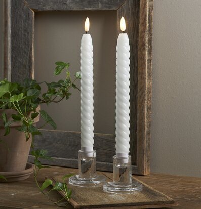 Bild av dekorativa LED antikljus i hemtrevlig miljö