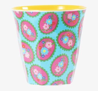 Bild av färgglad mugg med blommönster och gul insida
