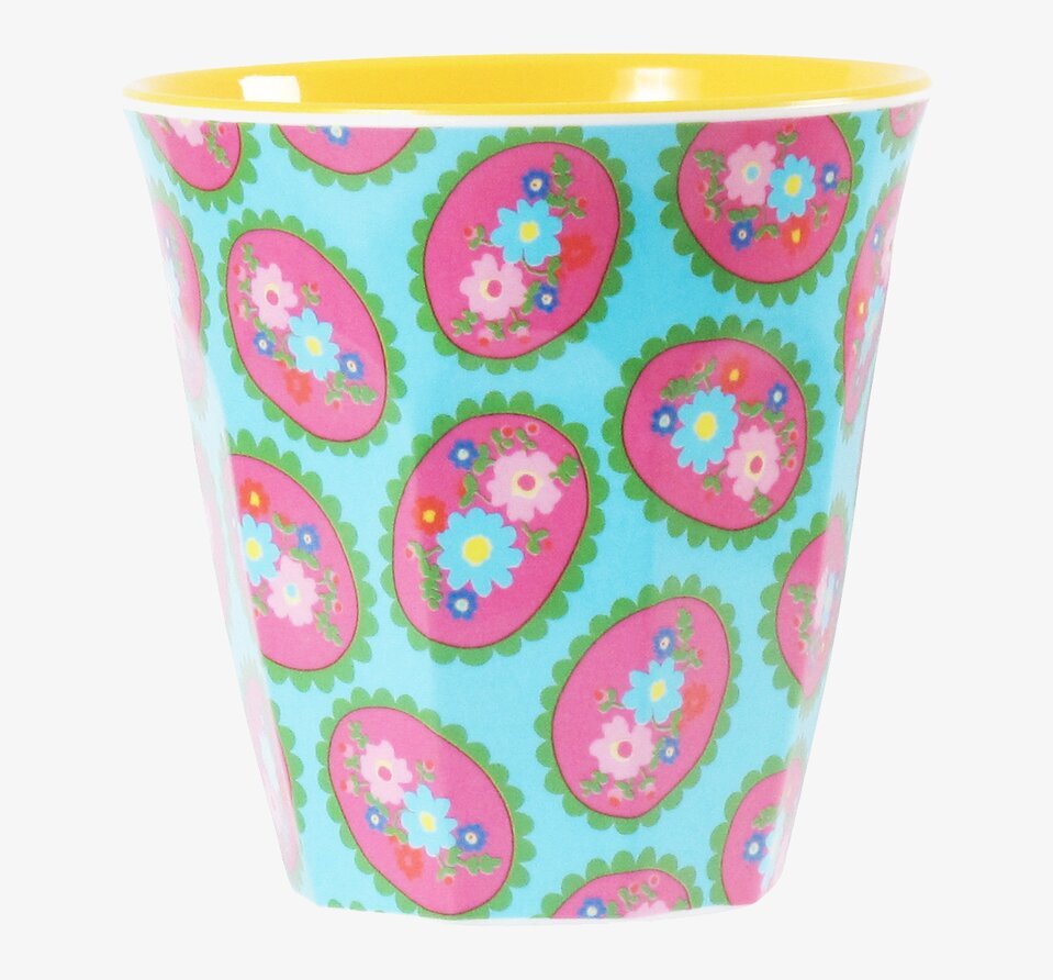 Bild av färgglad mugg med blommönster och gul insida