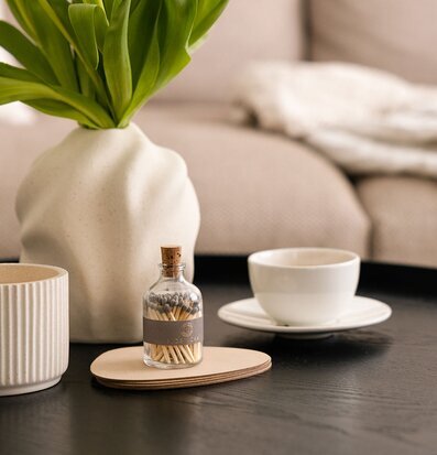 Bild av harmonisk scen med glasflaska och inredning