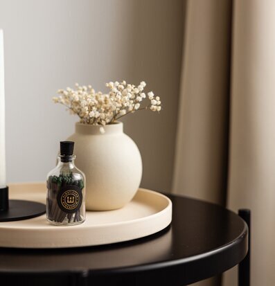 Bild av stilfullt arrangerade inredningsdetaljer