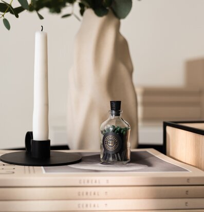 Bild av stilren inredning med tändstickor och ljus