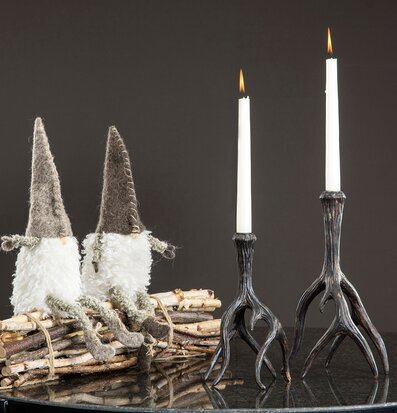 Bild av rustik vintercharm med ljusstakar och tomtar