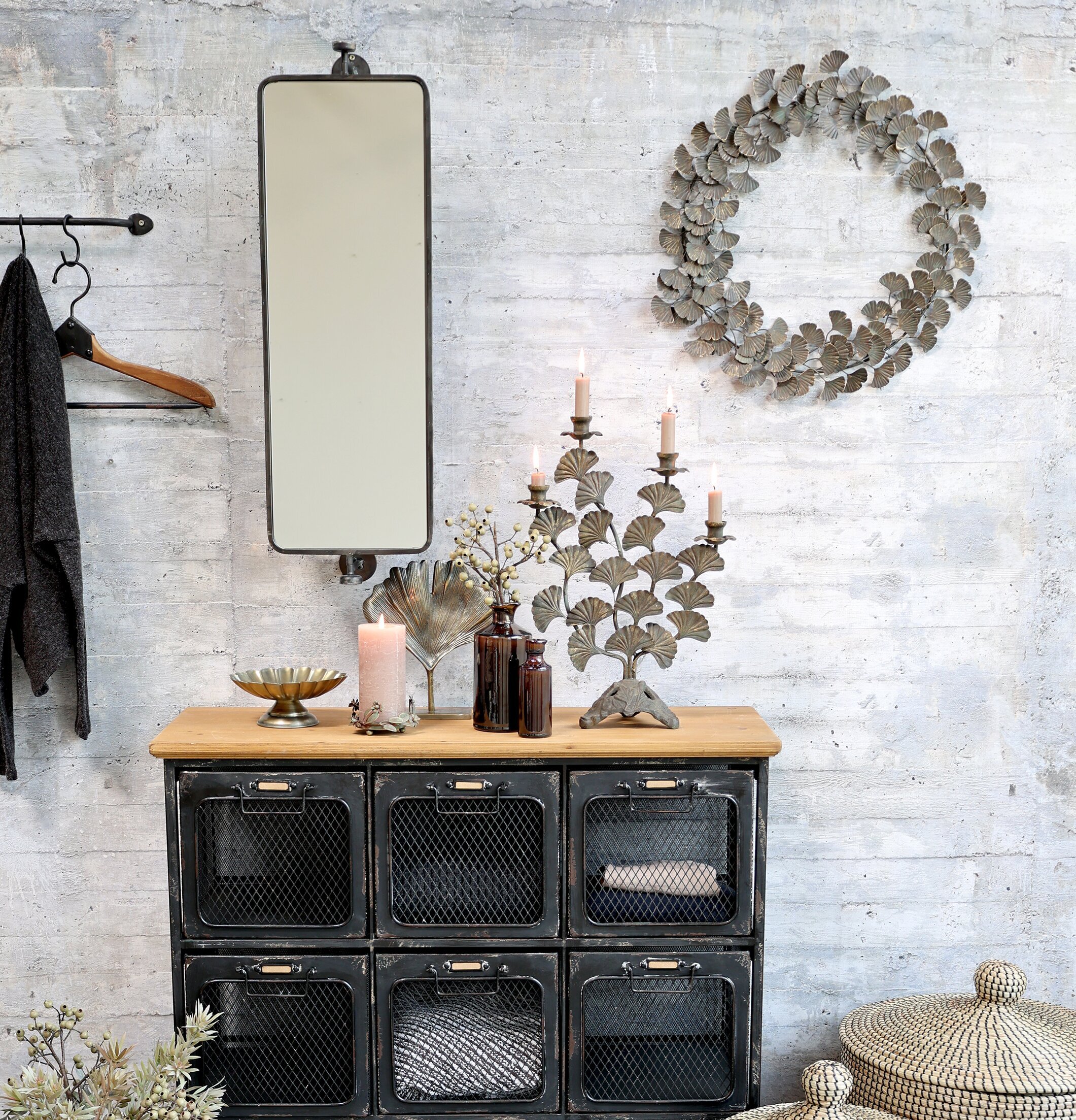 Väggspegel Med Hyllförvaring från Chic Antique i rustik miljö