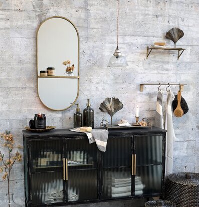 Bild av stilfull hörna med antika mässingsdetaljer