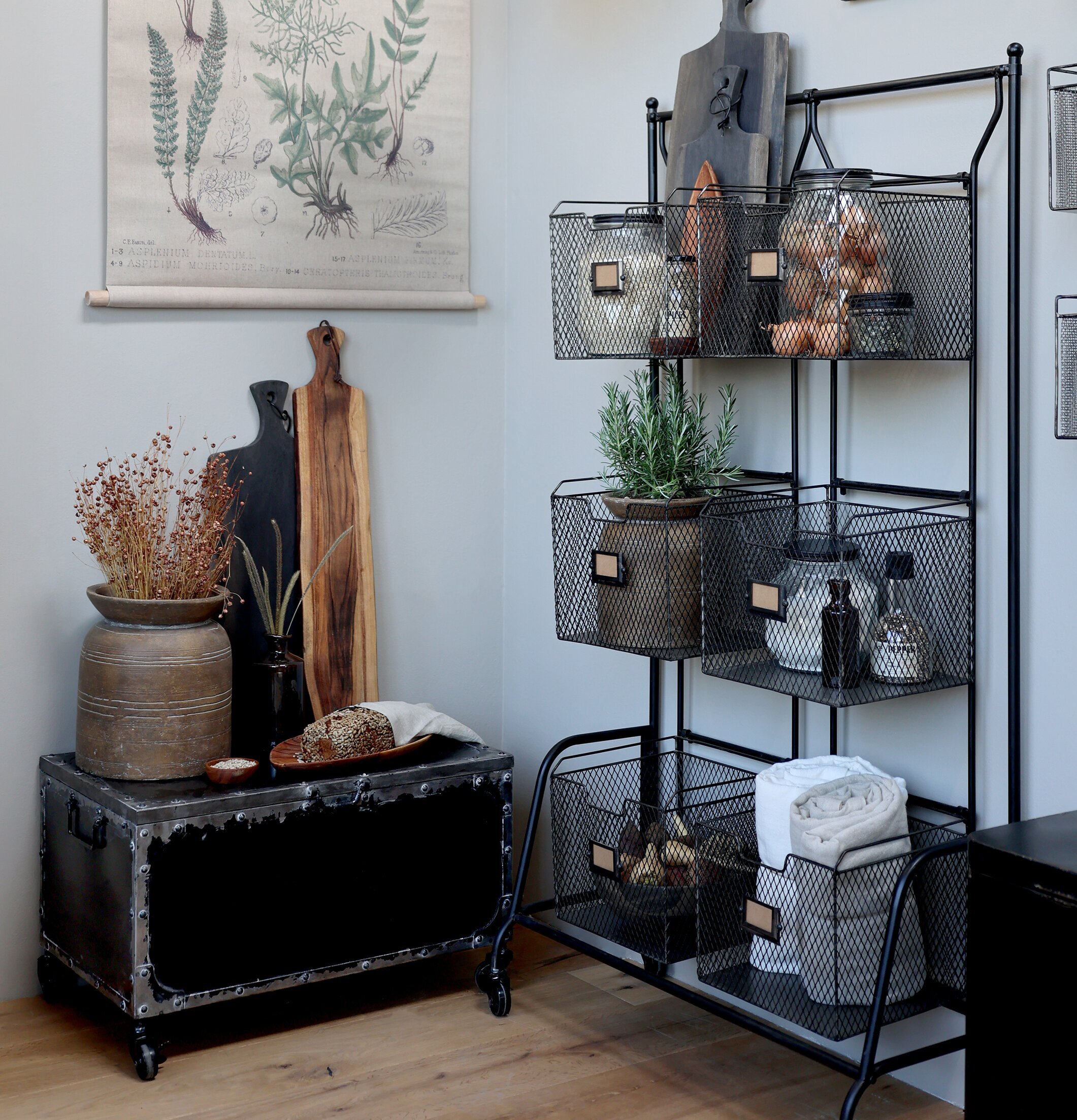 Factory Koffert Hjul från Chic Antique i ett ljust rum