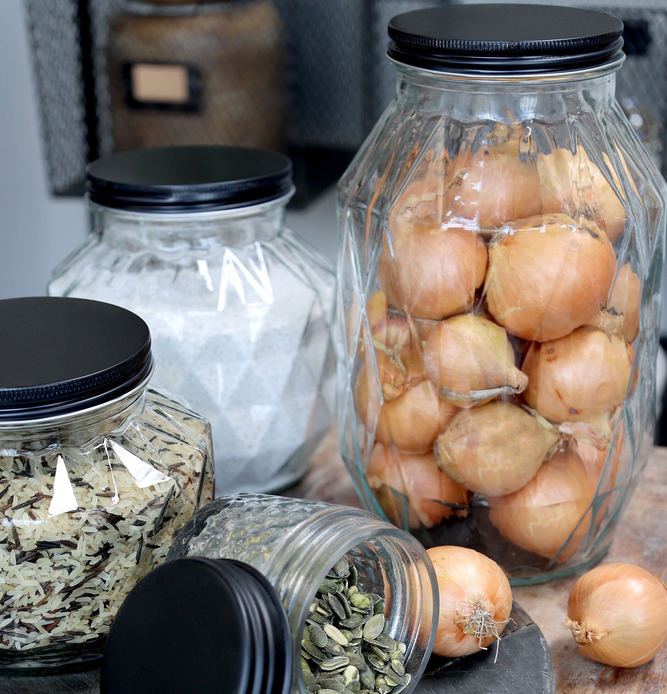 Foto av tre glasburkar för köksförvaring och dekoration