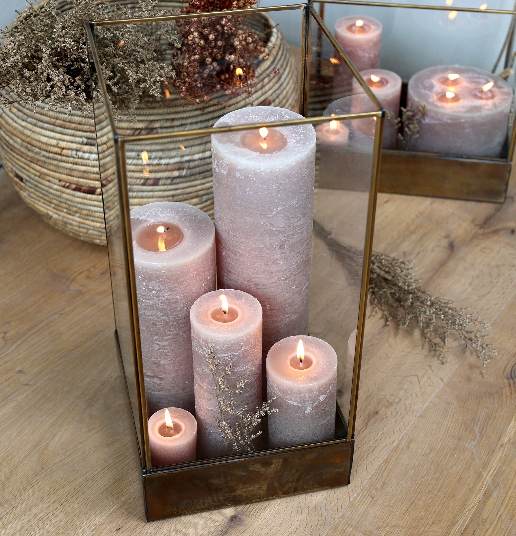 Bild av stilfullt ljusarrangemang med rustik känsla