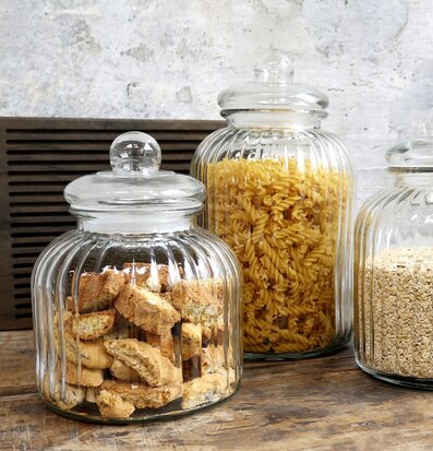 Bild av tre glasburkar på rustik träyta i köket