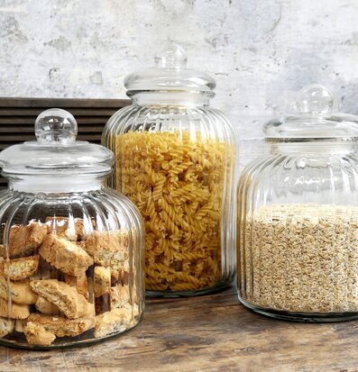 Bild av glasburkar med lock och innehållsvariationer