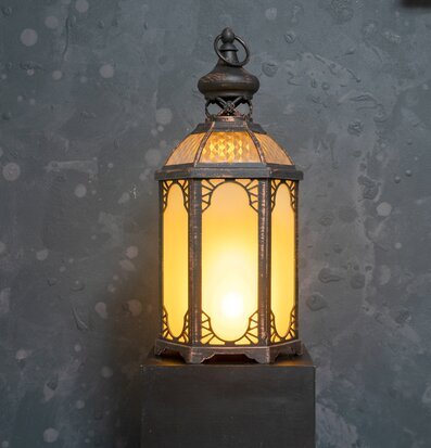 Foto av dekorativ ljuslykta med varm LED-belysning