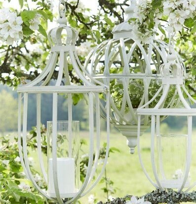 Bild av eleganta vita hänglampor i trädgårdsmiljö