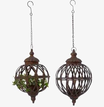Bild av dekorativa rostiga hängamplar för växter