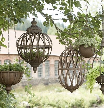 Bild av hängampel i harmoni med natur och industri