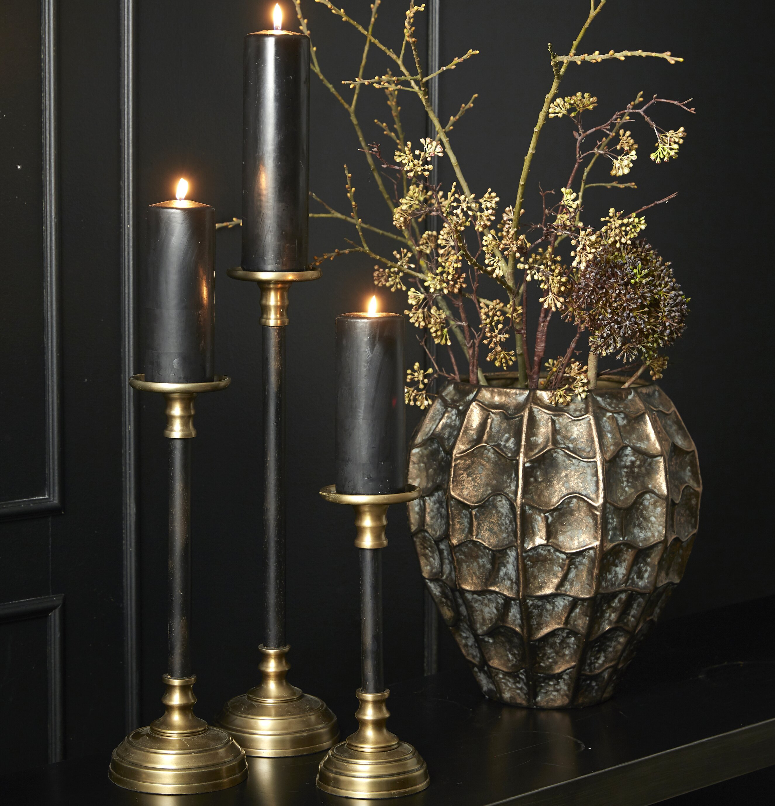 Bild av eleganta ljusstakar i guld och svart design