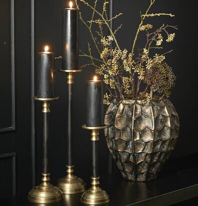 Bild av eleganta ljusstakar i guld och svart design