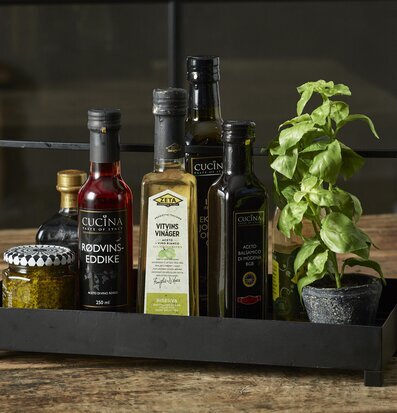 Bild av elegant bricka med kulinariska produkter