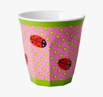 Bild på färgglad barnmugg med nyckelpigor och blommor