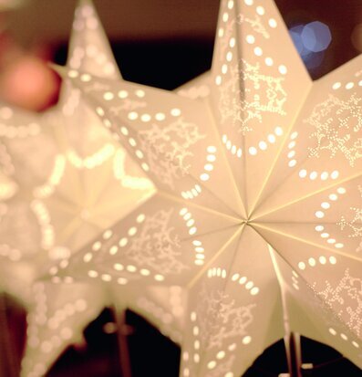 Bild av dekorativ stjärna med intrikata ljusmönster