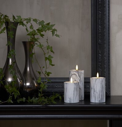 Bild av elegant interiör med LED-ljus och dekorationer