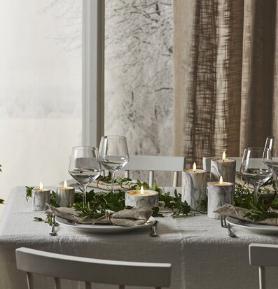 Bild av elegant dukning med LED-ljus och gröna växter