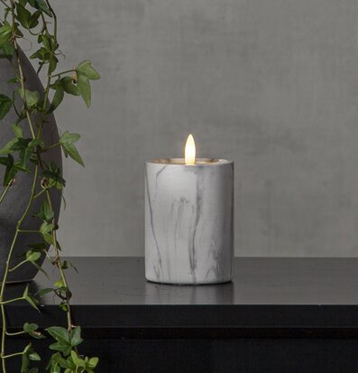 Bild av LED blockljus med marmordesign och grön växt