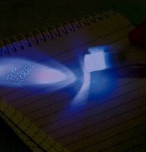 Bild av spionpenna som lyser upp hemligt meddelande