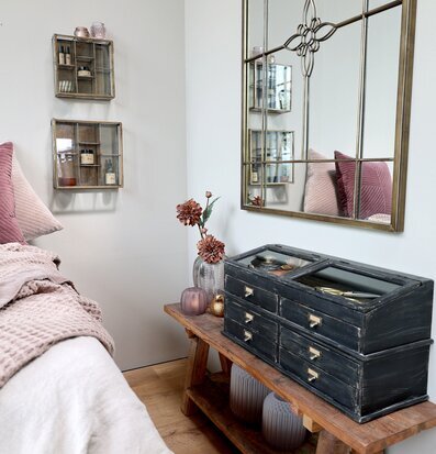 Bild av harmoniskt inrett rum med antika detaljer