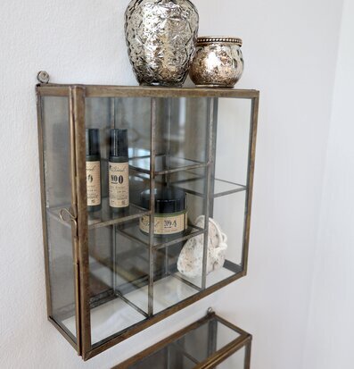 Bild av elegant väggskåp med glasdörrar och vintage stil