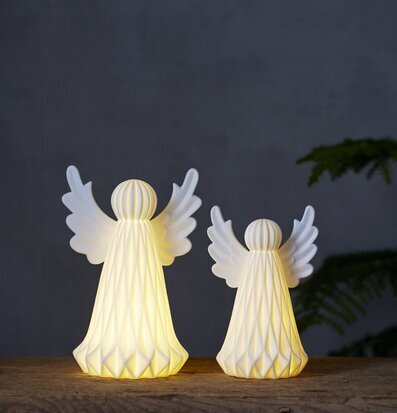 Foto av ljusdekorationer i form av stiliserade änglar