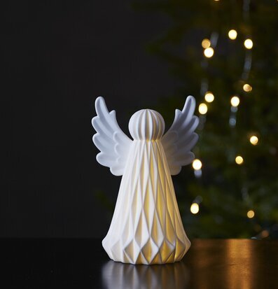 Bild av stiliserad ängel med ljus och julbelysning