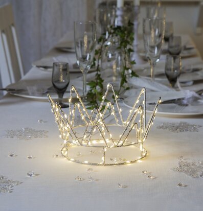 Bild av elegant dukat bord med ljus och dekorationer