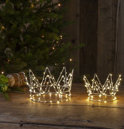 Bild av smakfull inredning med ljus och grönska