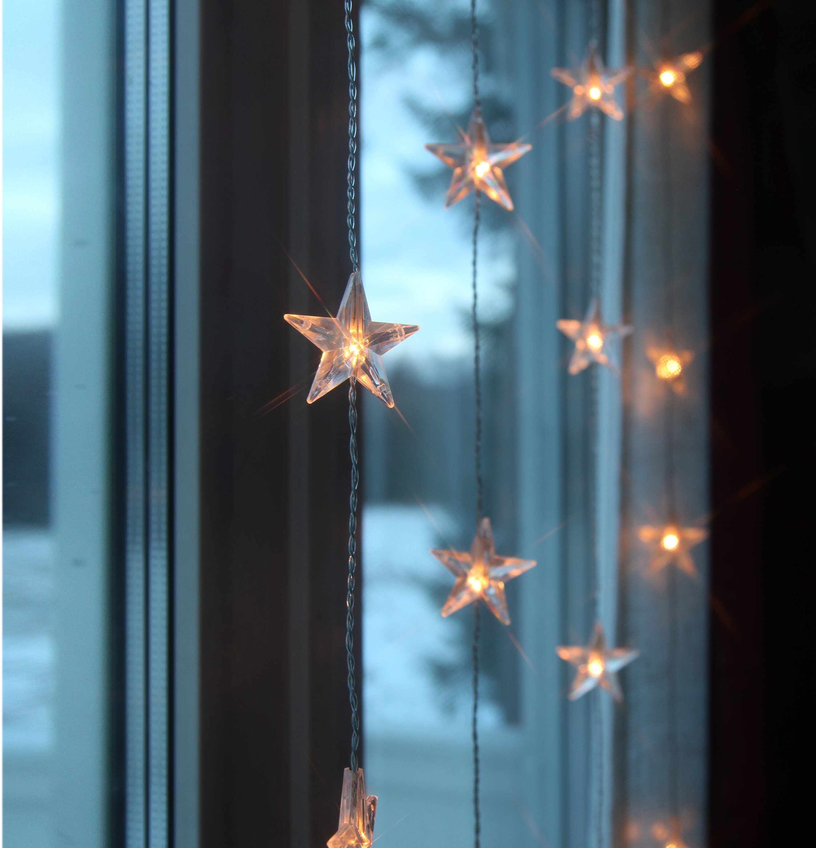Ljusgardin Star Curtain från Star Trading hängd i fönster
