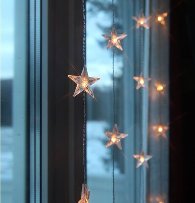 Foto av ljusslinga med stjärnor för fönsterdekoration