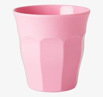 Bild av en mörkrosa mugg med enkel och funktionell design