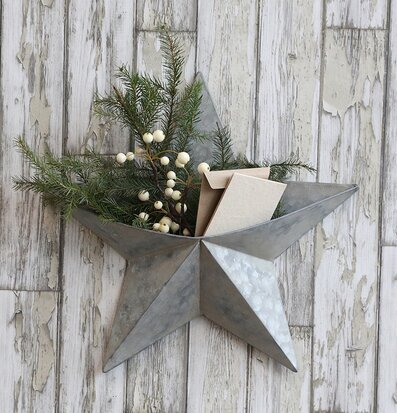 Bild av dekorativ stjärna med metall och naturinslag