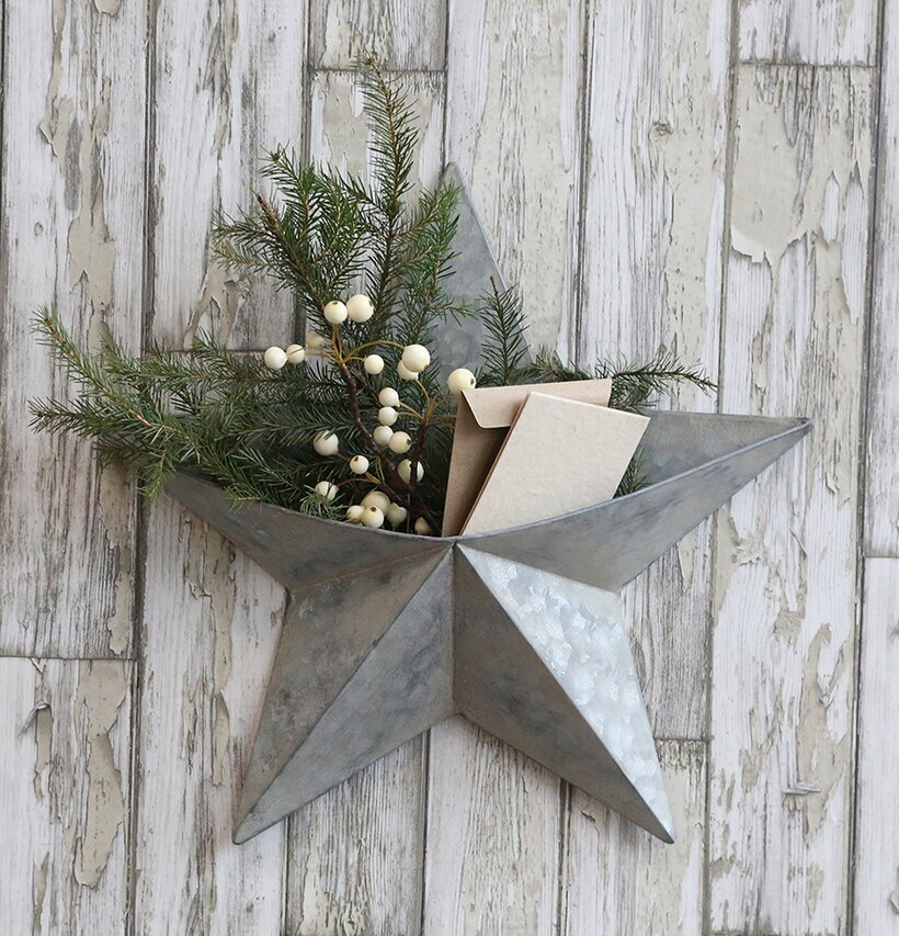 Bild av dekorativ stjärna med metall och naturinslag