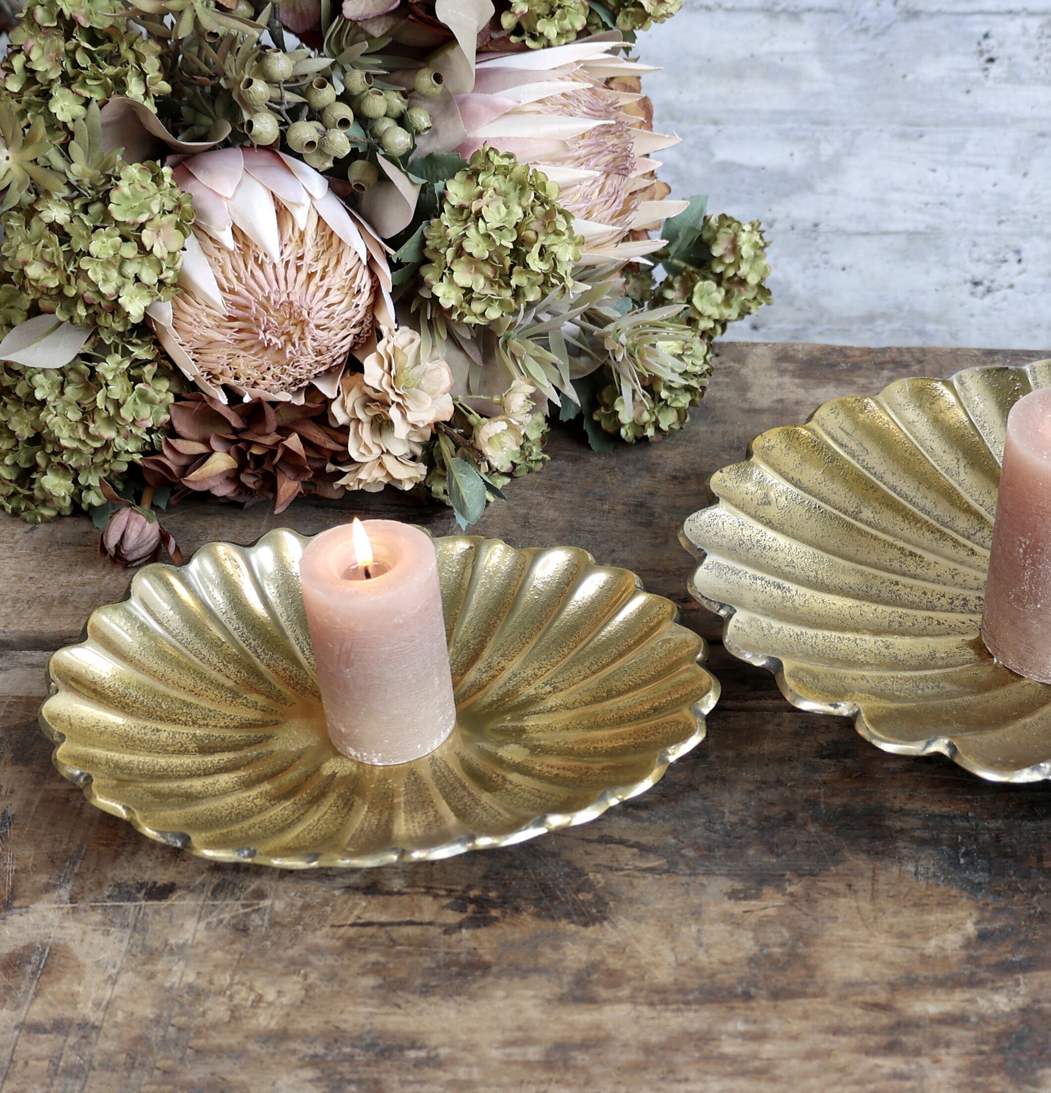 Fat Deko Mässing Liten från Chic Antique med ljus och blommor