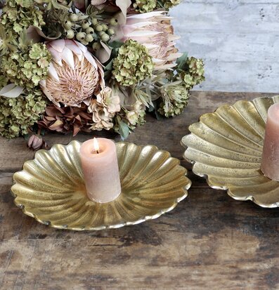 Foto av dekorativa mässingsfat med ljus och blommor