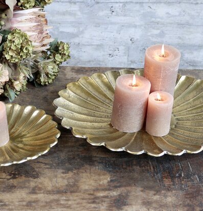 Bild av charmig inredning med mässingsfat och ljus