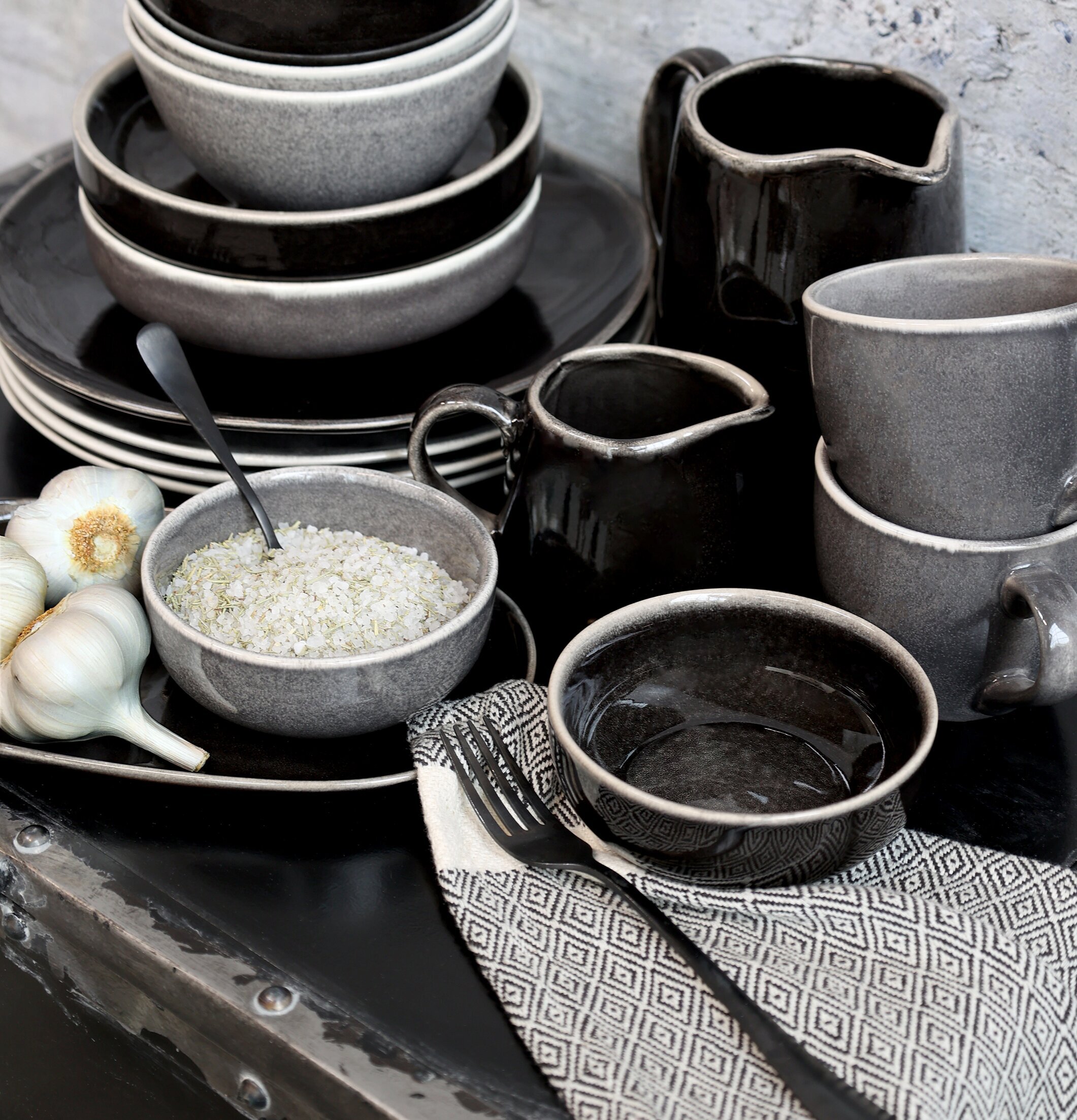 Bild av rustikt porslin och textilier i harmonisk stil