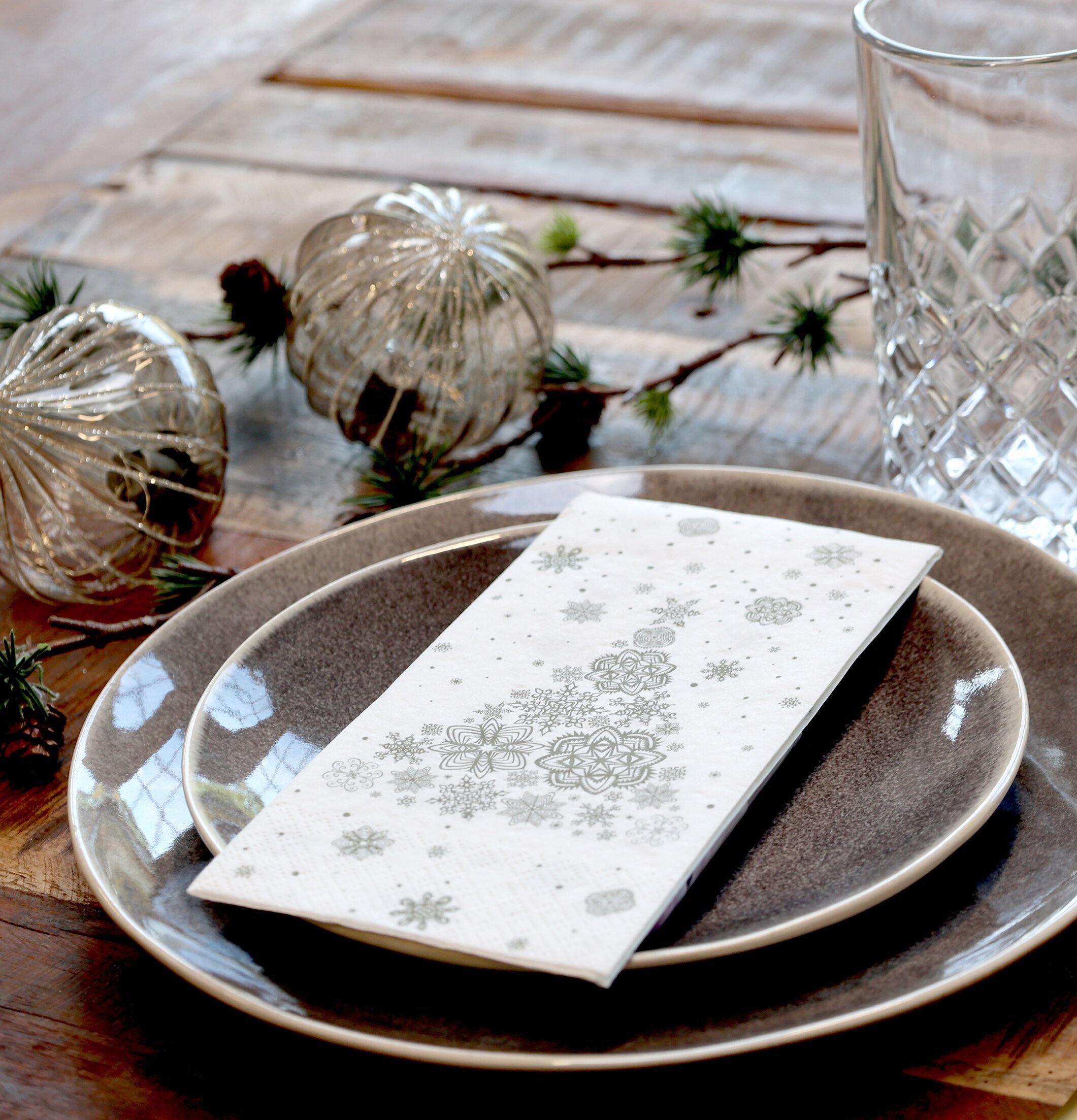 Bild av elegant juldukning med servetter och bestick