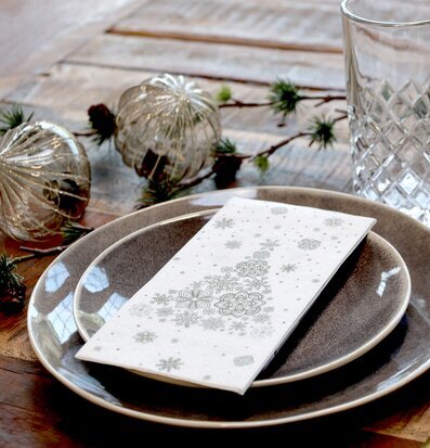 Bild av elegant juldukning med servetter och bestick