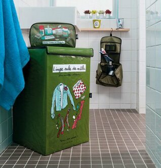 Bild av välordnat badrum med praktiska förvaringslösningar