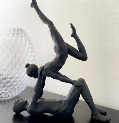 Bild av skulptur i yoga-position med balans och harmoni
